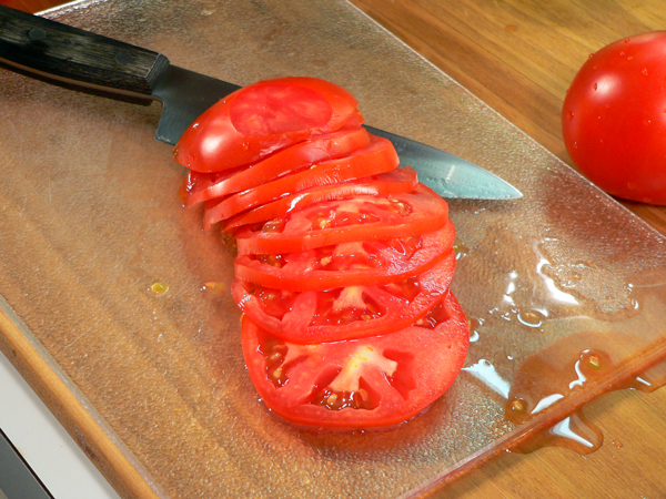 Tomato-Pie_09_slice-the-tomato Tomato Pie Recipe, slice the tomato.